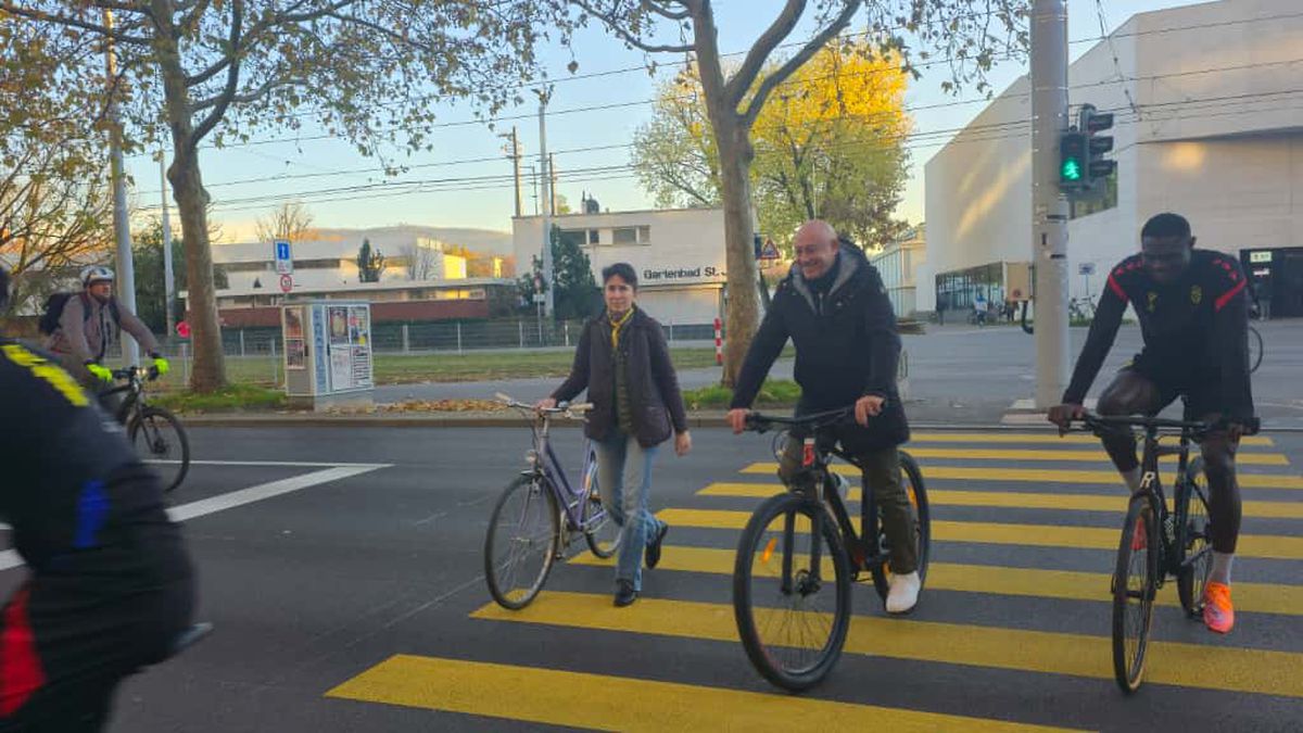 Jucătorii celor de la Basel vin la antrenament pe bicicletă + asaltați de copii pe trecerea de pietoni