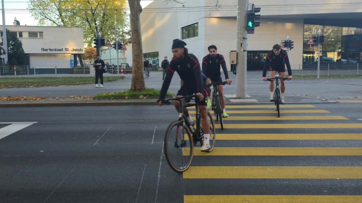 Jucătorii celor de la Basel vin la antrenament pe bicicletă + asaltați de copii pe trecerea de pietoni