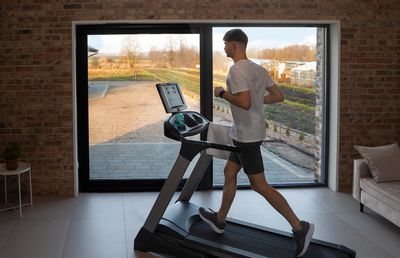 Antrenament cardio acasă: ghid complet pentru alegerea echipamentului potrivit