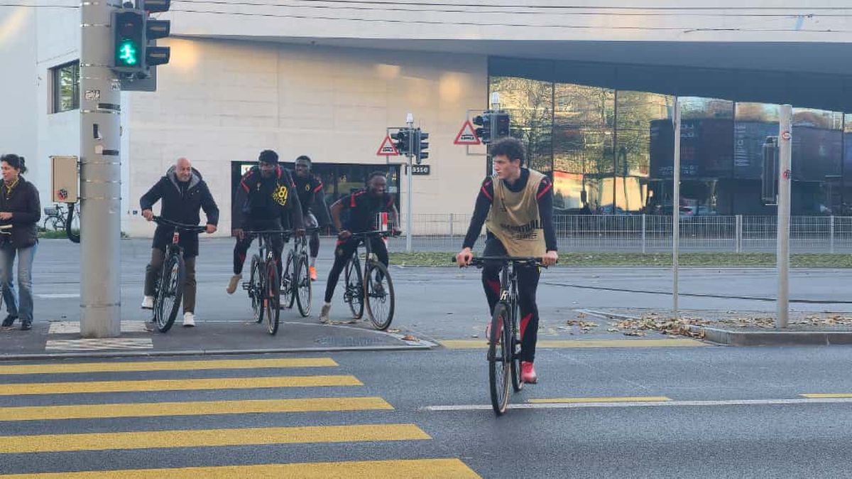 Jucătorii celor de la Basel vin la antrenament pe bicicletă + asaltați de copii pe trecerea de pietoni