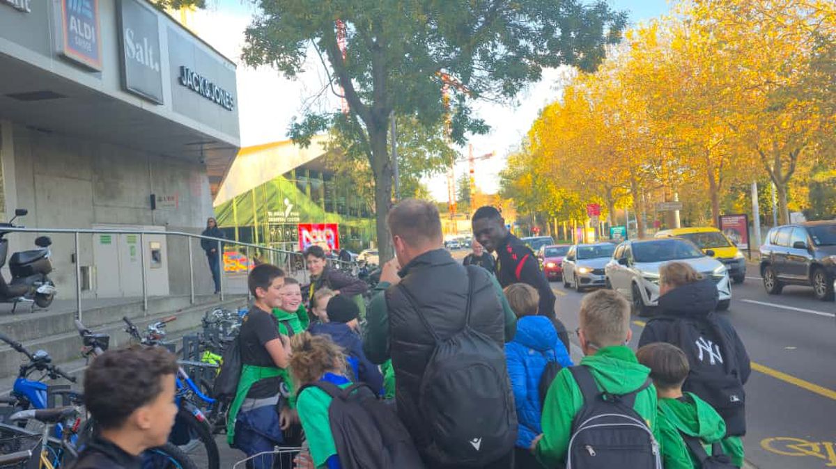 Jucătorii celor de la Basel vin la antrenament pe bicicletă + asaltați de copii pe trecerea de pietoni
