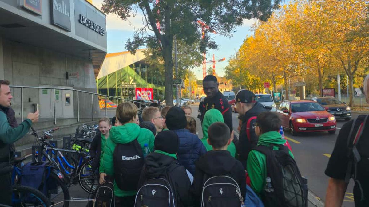 Jucătorii celor de la Basel vin la antrenament pe bicicletă + asaltați de copii pe trecerea de pietoni