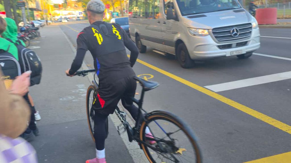Jucătorii celor de la Basel vin la antrenament pe bicicletă + asaltați de copii pe trecerea de pietoni