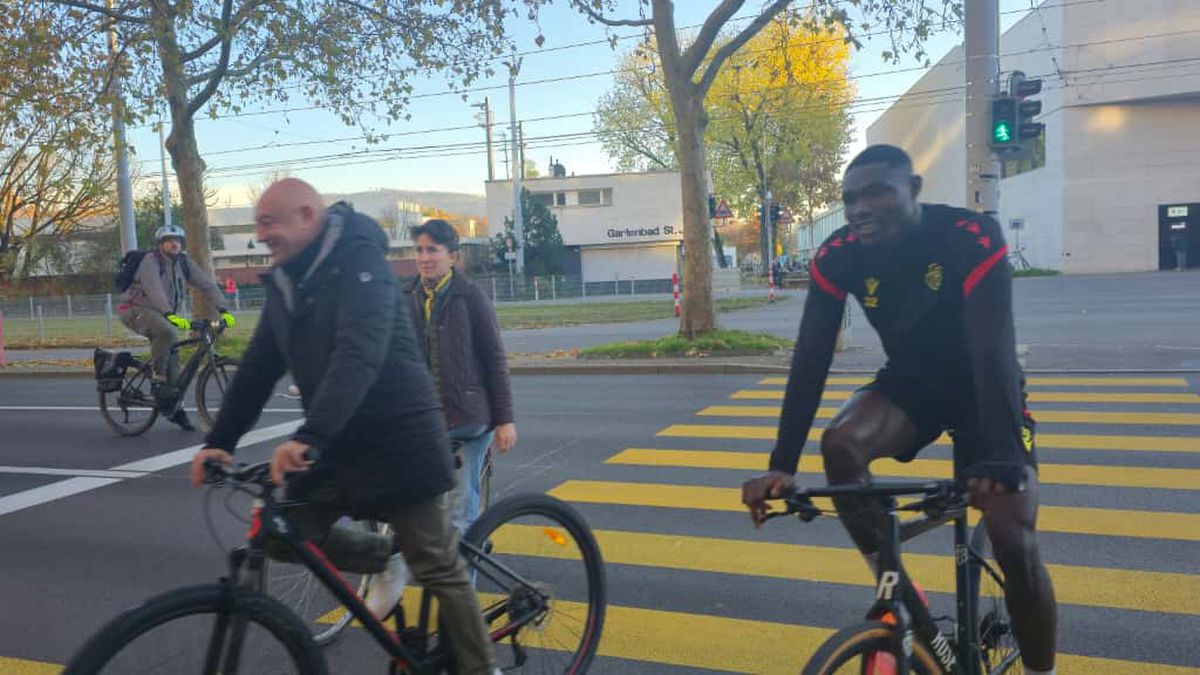 Jucătorii celor de la Basel vin la antrenament pe bicicletă + asaltați de copii pe trecerea de pietoni