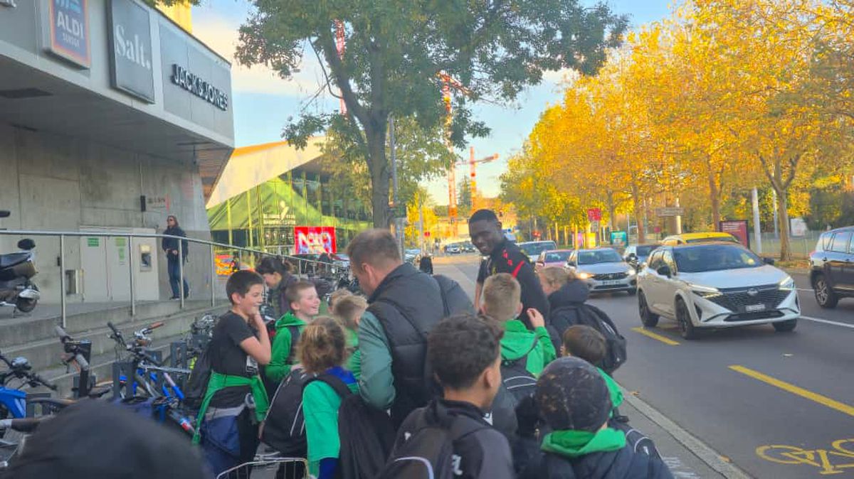 Jucătorii celor de la Basel vin la antrenament pe bicicletă + asaltați de copii pe trecerea de pietoni