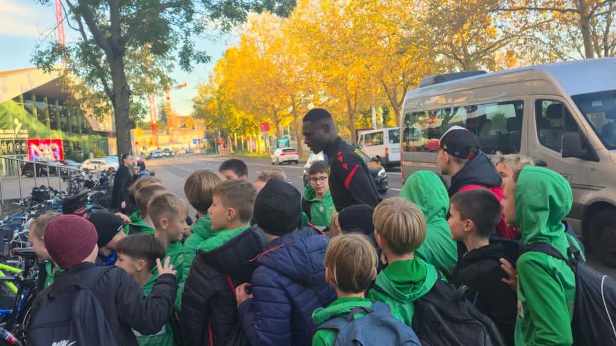 Jucătorii celor de la Basel vin la antrenament pe bicicletă + asaltați de copii pe trecerea de pietoni