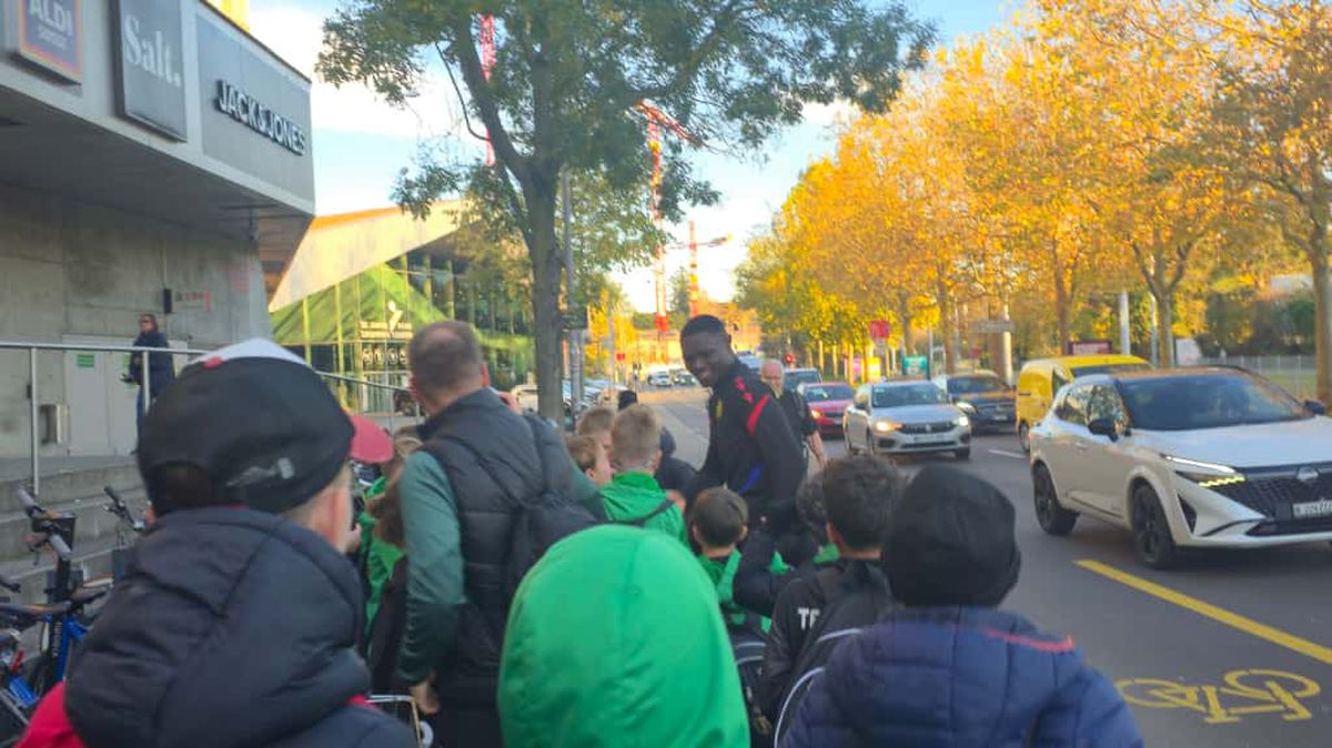 Jucătorii celor de la Basel vin la antrenament pe bicicletă + asaltați de copii pe trecerea de pietoni