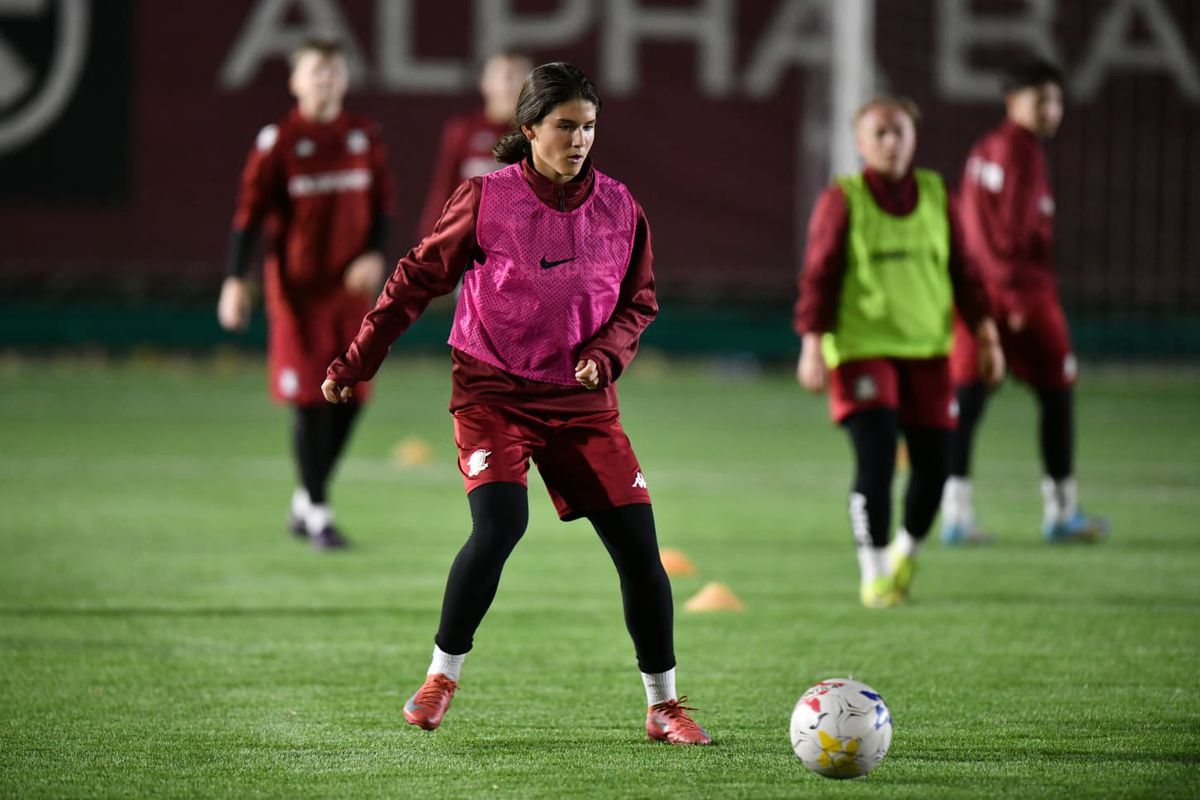 Taifunul Sonia » Are doar 12 ani, dar joacă la U19! Jucătoarea-fenomen pe care o are Rapid în curte: „Stâng, drept, are TOTUL!”