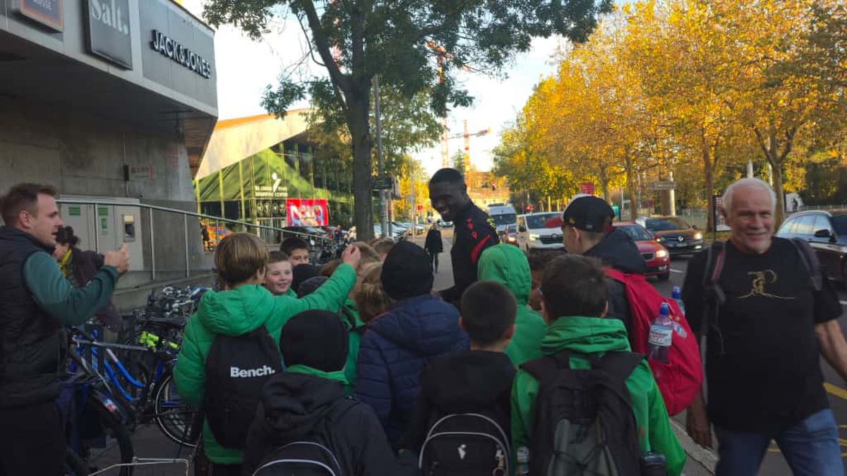 Jucătorii celor de la Basel vin la antrenament pe bicicletă + asaltați de copii pe trecerea de pietoni