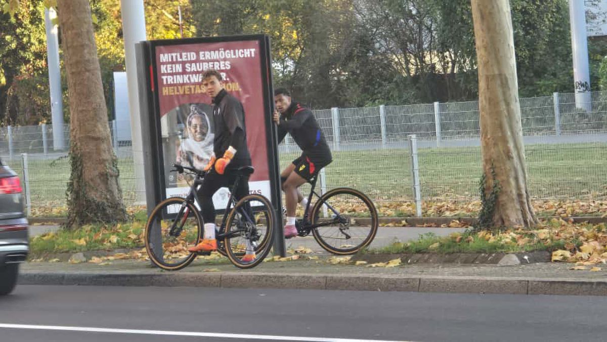 Jucătorii celor de la Basel vin la antrenament pe bicicletă + asaltați de copii pe trecerea de pietoni
