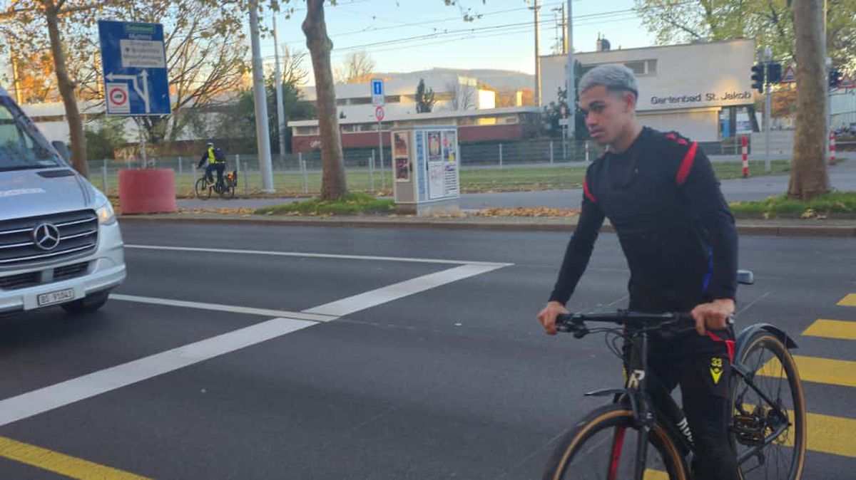 Jucătorii celor de la Basel vin la antrenament pe bicicletă + asaltați de copii pe trecerea de pietoni