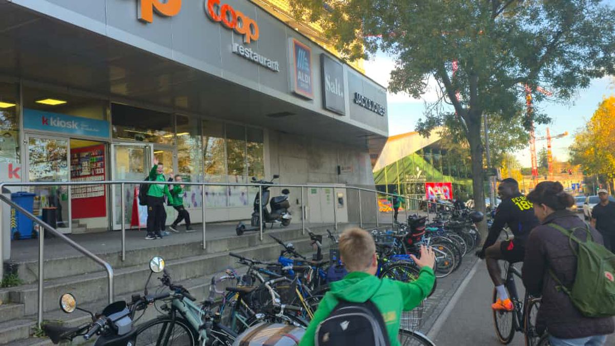 Jucătorii celor de la Basel vin la antrenament pe bicicletă + asaltați de copii pe trecerea de pietoni