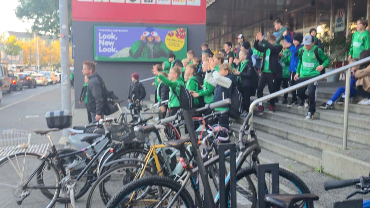 Jucătorii celor de la Basel vin la antrenament pe bicicletă + asaltați de copii pe trecerea de pietoni