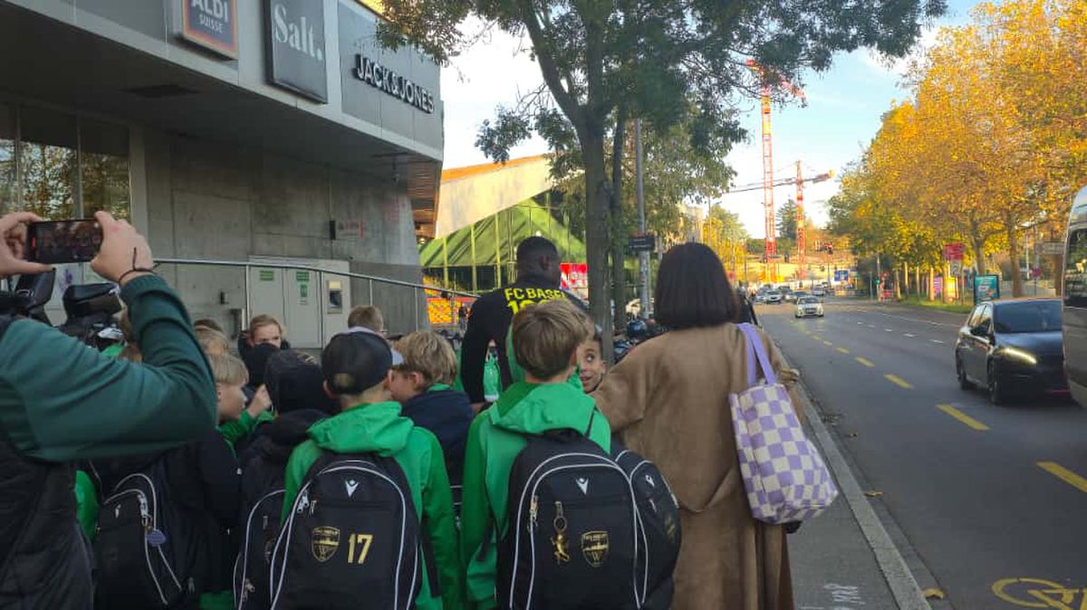 Jucătorii celor de la Basel vin la antrenament pe bicicletă + asaltați de copii pe trecerea de pietoni