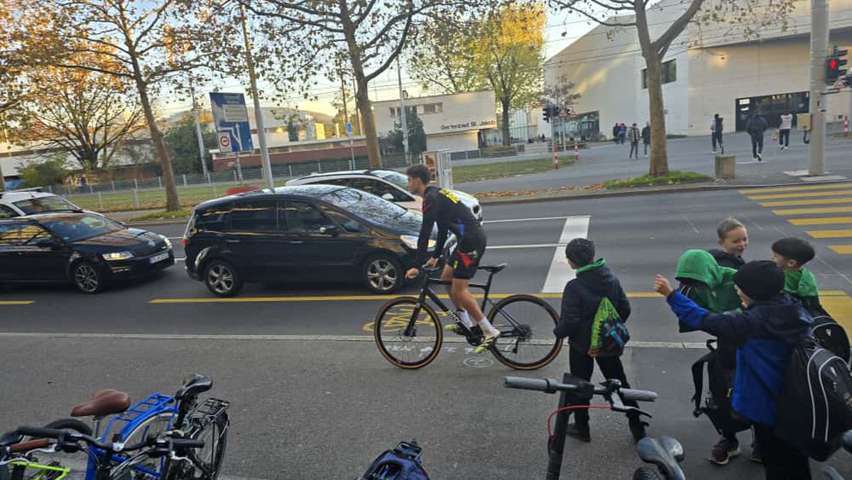 Jucătorii celor de la Basel vin la antrenament pe bicicletă + asaltați de copii pe trecerea de pietoni