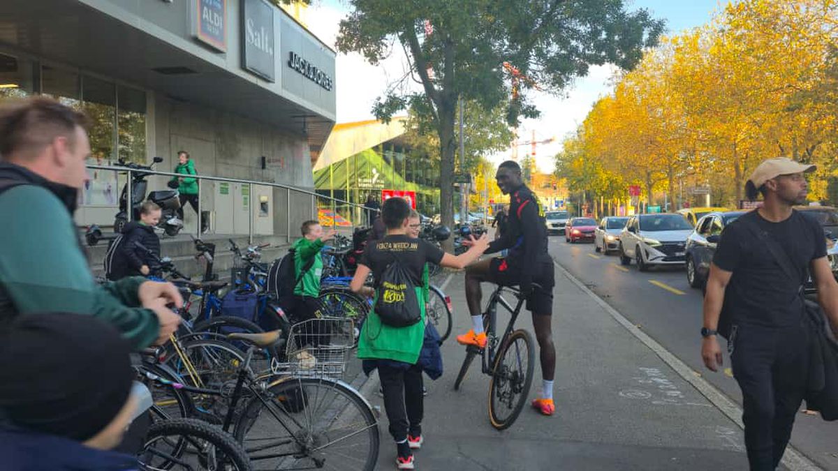Jucătorii celor de la Basel vin la antrenament pe bicicletă + asaltați de copii pe trecerea de pietoni
