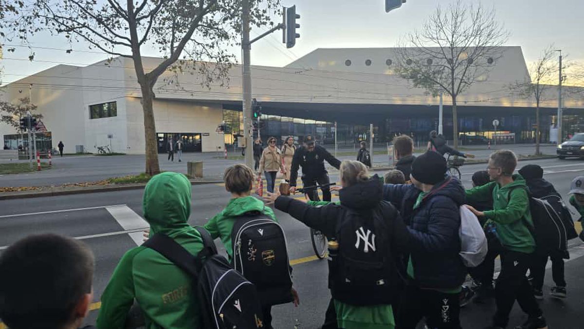 Jucătorii celor de la Basel vin la antrenament pe bicicletă + asaltați de copii pe trecerea de pietoni