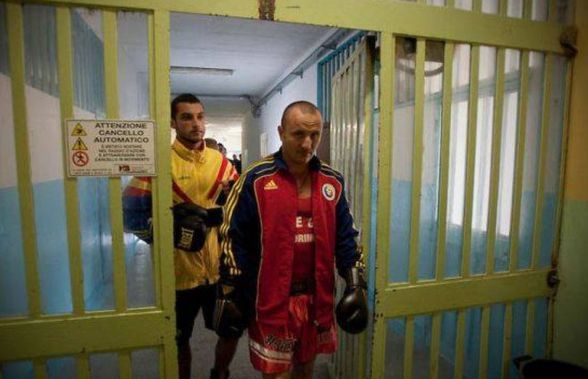 Incident grav în Cupa României la Box: tatăl unui boxer a urcat în ring și a amenințat arbitrul, apoi a fost ridicat de mascați împreună cu fiul său!
