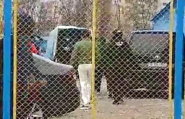 EXCLUSIV / INCREDIBIL! Adevărul despre ridicarea lui Baciu cu mascații: 2.000 de euro de la tatăl unui jucător + anchetă oficială pentru trucarea meciului cu UTA. Principal suspect: jucător-deghizat în arbitru, nepedepsit de FRF