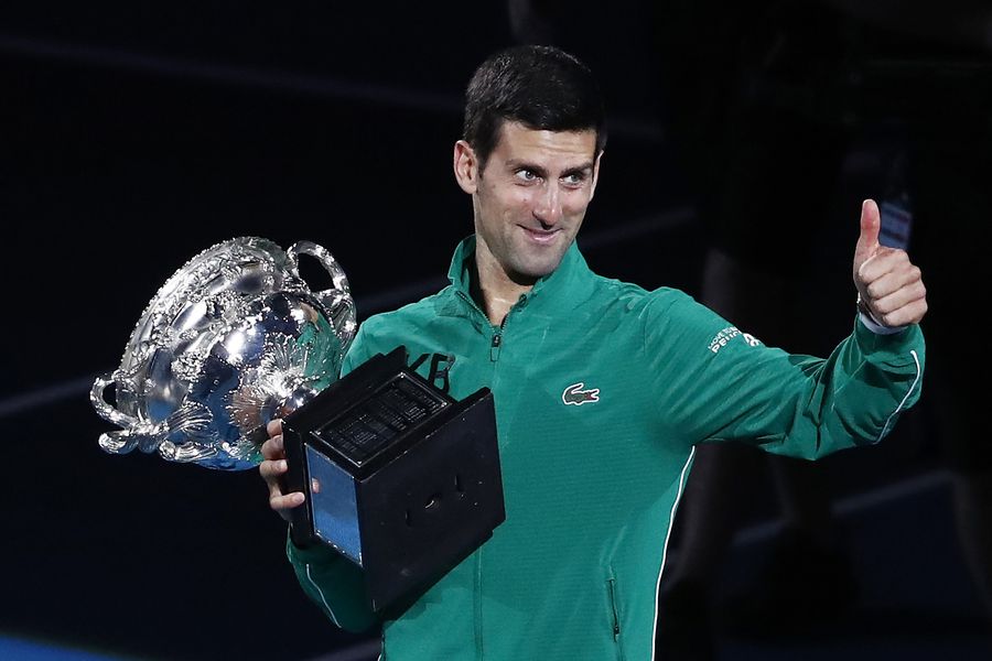 Novak Djokovic cu trofeul de la Australian Open FOTO Guliver/GettyImages Novak Djokovic cu trofeul de la Australian Open FOTO Guliver/GettyImages
