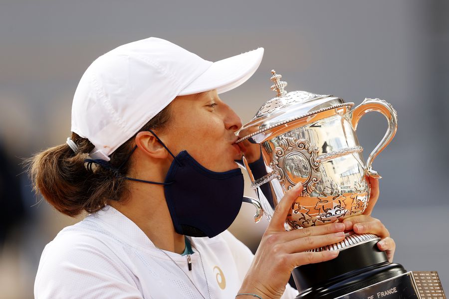 Iga Swiatek și trofeul de la Roland Garros FOTO Guliver/GettyImages Iga Swiatek și trofeul de la Roland Garros FOTO Guliver/GettyImages