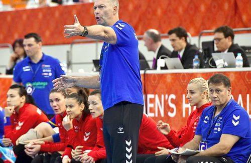 EHF crede că schimbările de pe banca tehnică nu au fost benefice naționalei de handbal feminin a României. 

Tomas Ryde, înlocuit de Burcea în acest an