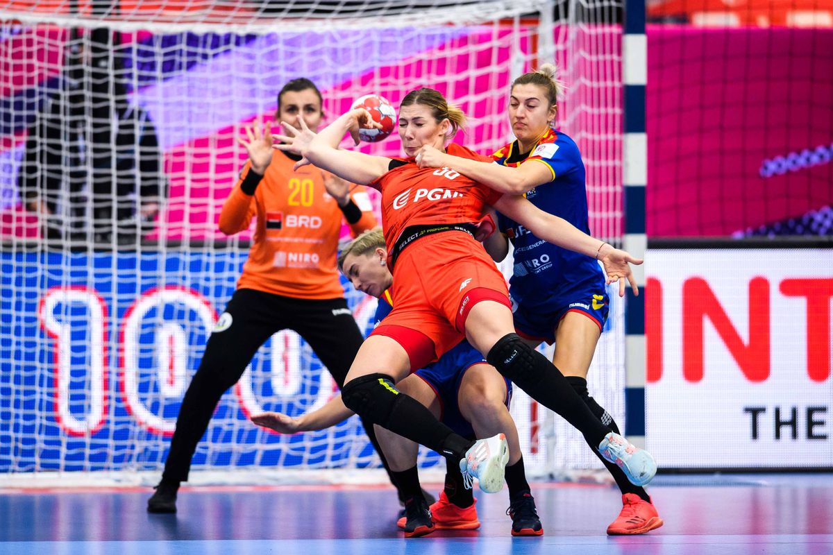 FOTO Cristina Neagu, hărțuită în prima repriză a meciului România - Polonia! Imaginea incredibilă care arată de ce nu a dat randament