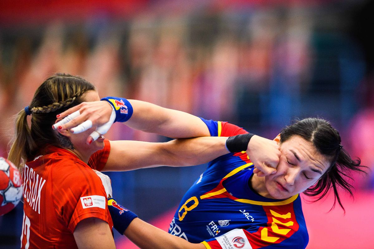 FOTO Cristina Neagu, hărțuită în prima repriză a meciului România - Polonia! Imaginea incredibilă care arată de ce nu a dat randament