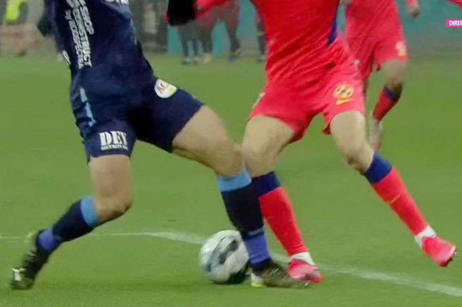 Roger așază piciorul lângă cel al lui Octavian Popescu Arbitraj penibil pro-FCSB: două penalty-uri INVENTATE!