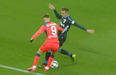 Arbitraj penibil pro-FCSB: două penalty-uri INVENTATE!