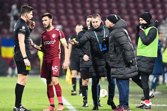Dan Petrescu a primit „galben” în CFR Cluj - Chindia // foto: Imago Images