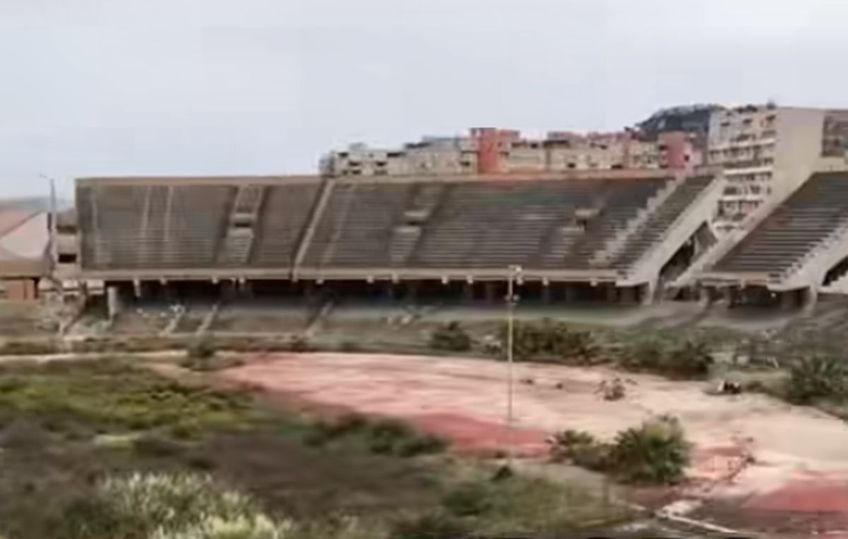 Stadionul Sant'Elia din Cagliari a ajuns o ruină imposibil de utilizat. Autoritățile încearcă demolarea lui, dar momentan nu au ajuns la un acord.