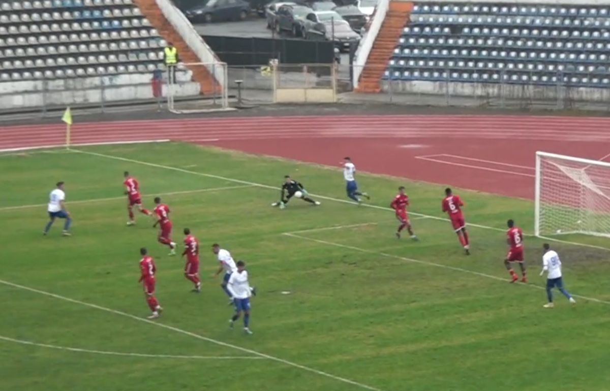 Spectacol total în meciul de Cupă: gafe incredibile, gol à la Ibrahimovic, 4 reușite în 28 de minute!