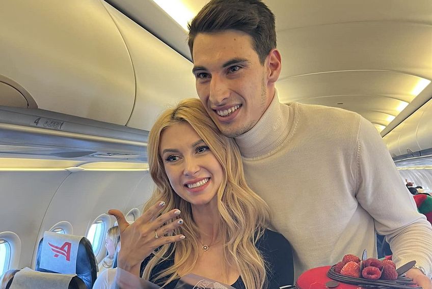 Victor Cornea a cerut-o în căsătorie pe Andreea Bălan în avion. Foto: Instagram