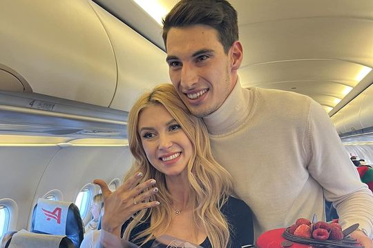 Victor Cornea a cerut-o în căsătorie pe Andreea Bălan în avion. Foto: Instagram