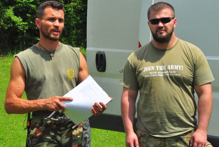 Eugen Sechila, în stânga, într-una dintre „taberele de supraviețuire” unde a fost coordonator / Sursă foto: Facebook