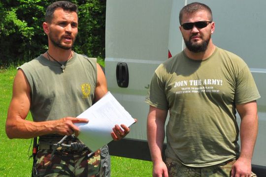 Eugen Sechila, în stânga, într-una dintre „taberele de supraviețuire” unde a fost coordonator / Sursă foto: Facebook