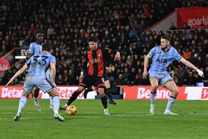 Bournemouth - Tottenham, cu Radu Drăgușin titular din nou în Premier League! Gazdele deschid scorul