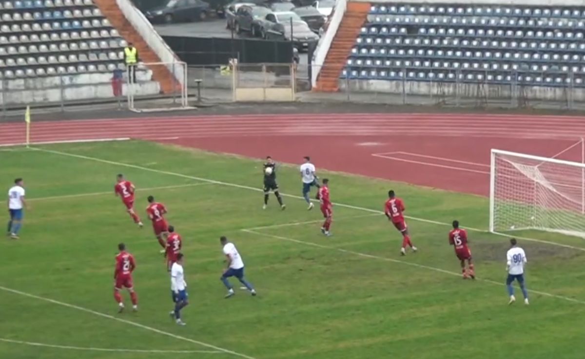 Spectacol total în meciul de Cupă: gafe incredibile, gol à la Ibrahimovic, 4 reușite în 28 de minute!