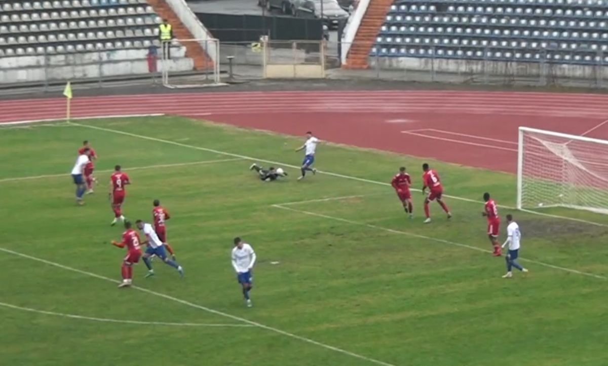 Spectacol total în meciul de Cupă: gafe incredibile, gol à la Ibrahimovic, 4 reușite în 28 de minute!