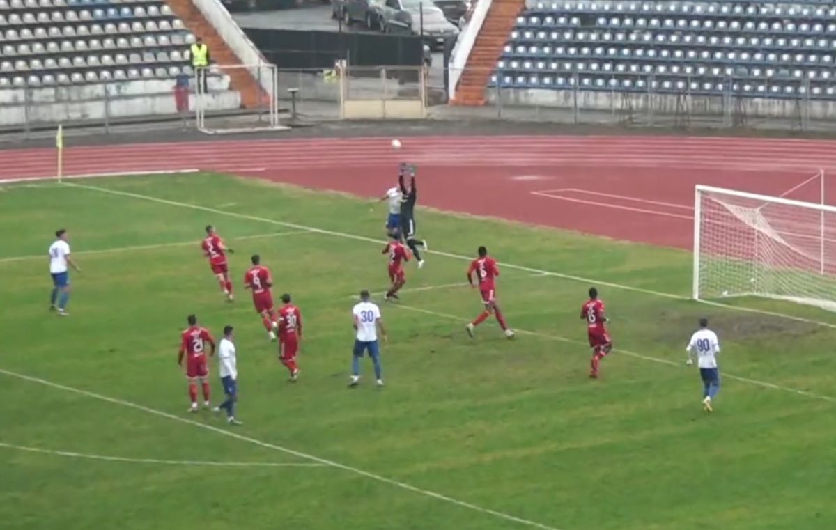 Spectacol total în meciul de Cupă: gafe incredibile, gol à la Ibrahimovic, 4 reușite în 28 de minute!