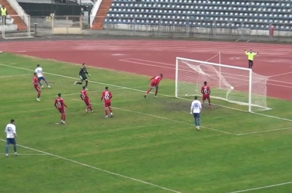 Spectacol total în meciul de Cupă: gafe incredibile, gol à la Ibrahimovic, 4 reușite în 28 de minute!