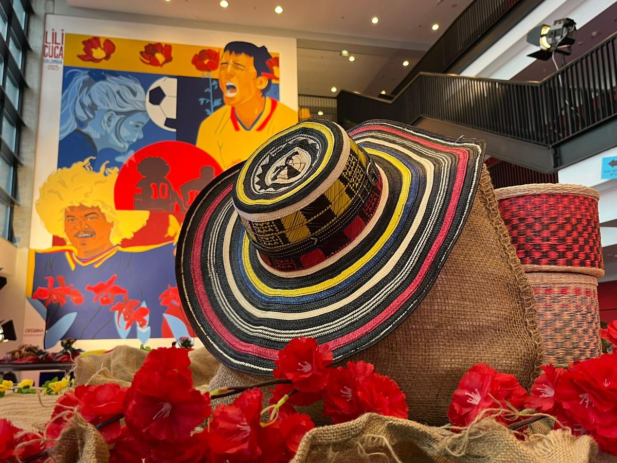 Muralul de 90 m2 cu Gheorghe Hagi și un mare rival, după ideea Ambasadei Columbiei, a fost inaugurat la Arena Națională