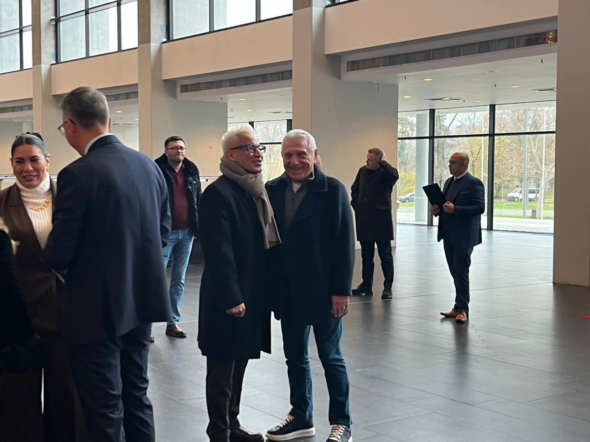 Muralul de 90 m2 cu Gheorghe Hagi și un mare rival, după ideea Ambasadei Columbiei, a fost inaugurat la Arena Națională