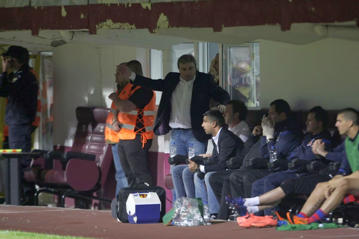 Când Becali a vorbit cu antrenorul FCSB în timpul derby-ului: „Mi-a zis să-l scot. Știți ce i-am răspuns?”