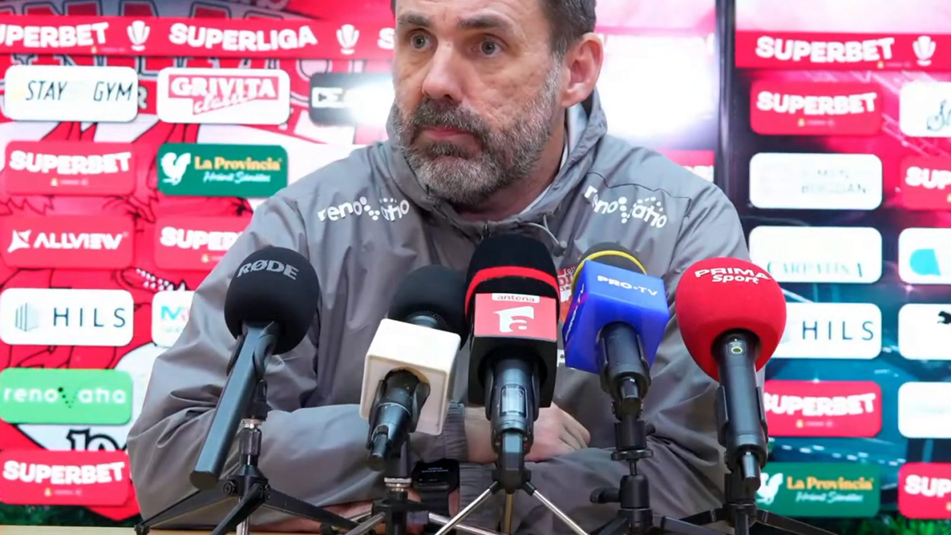 Zeljko Kopic discutând despre duelul Dinamo Metaloglobus și situația fundașului Kennedy Boateng în mercato iarnă, pe marginea terenului de fotbal. | sursa foto: Gazeta Sporturilor