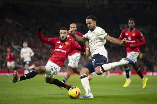 Noussair Mazraoui (stânga) încearcă să-l blocheze pe Callum Wilson (West Ham) / Foto: Imago