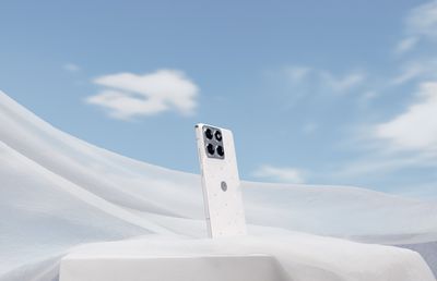 Motorola lansează noul motorola edge 70, în ediție exclusivă, în culoarea Pantone a anului 2026, accesorizată cu cristale Swarovski