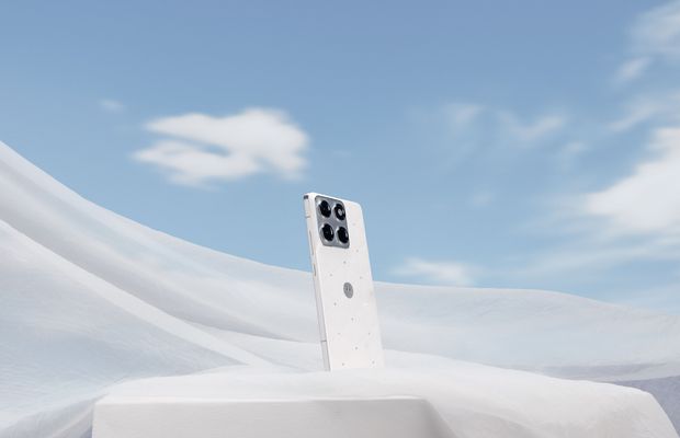 Motorola lansează noul motorola edge 70, în ediție exclusivă, în culoarea Pantone a anului 2026, accesorizată cu cristale Swarovski