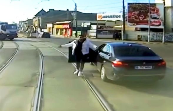 VIDEO Tachinare ca în filme în București, între un BMW și un tramvai » Poliția a decis cine a fost vinovatul